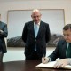 El delegado del Gobierno en Andalucía, Antonio Sanz, firma en el Libro de Honor de la CEC